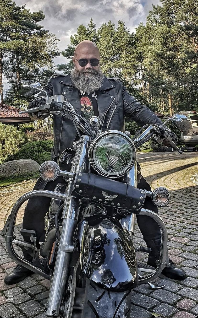 Aktor spotu Kakadu Zoo na motocyklu wykorzystanym w produkcji
